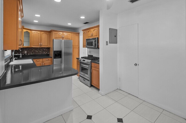 Building Photo - 2608 NE 12th St