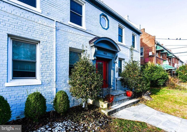 Building Photo - 913 Quincy St NE