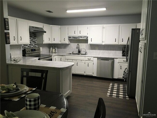 Building Photo - 700 Fern Ave