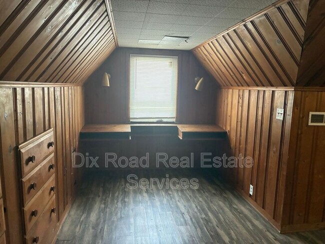 Building Photo - 112 Iroquois Ave