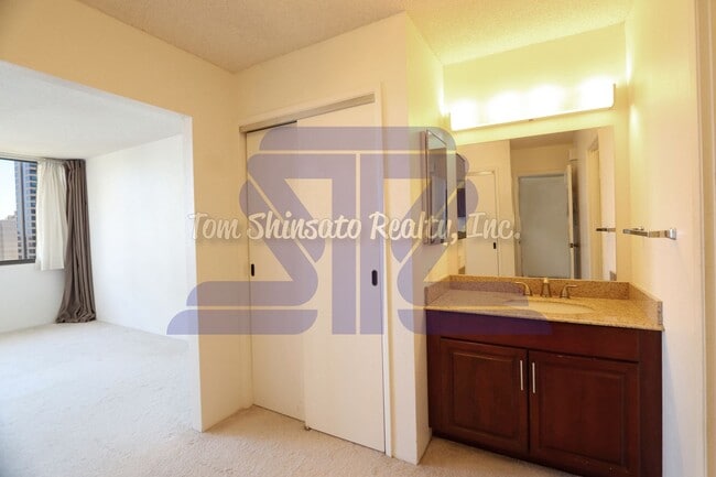 Building Photo - 1 Bedroom unit located in Kukui Plaza