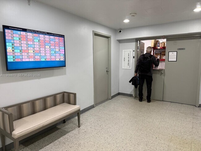 Building Photo - 900 Bay Dr