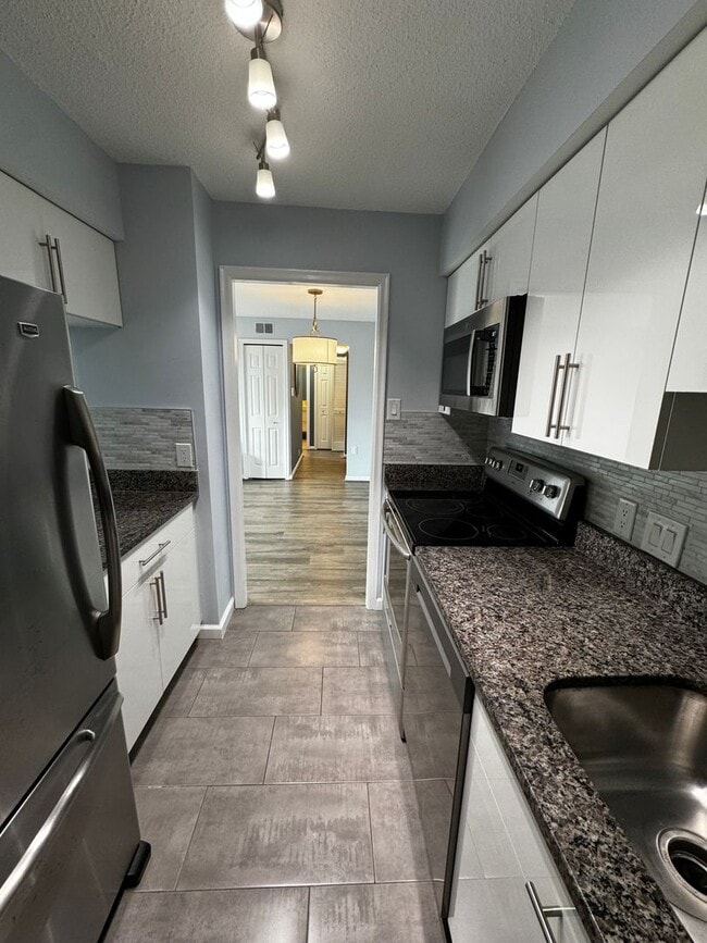 Building Photo - Urban Living at Its Finest: Spacious 2BR, 2BA Condo in Courthouse
