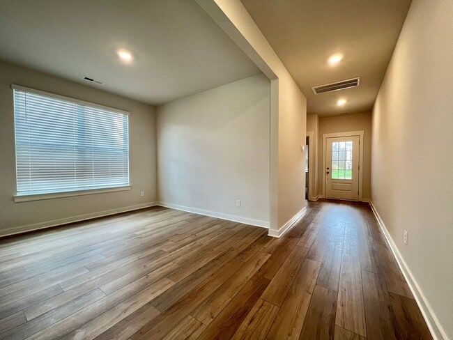 Building Photo - 5 Bed, 3.5 Bath Home w/ 2 Car Garage in Harvest Point