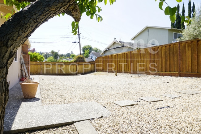 Building Photo - Beautiful 4-Bedroom Single Family Home with Spacious Yard | Great Location