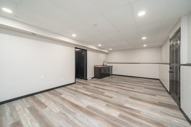 Building Photo - 408 Maple St