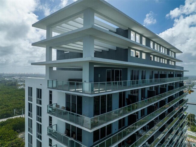 Primary Photo - 16385 Biscayne Blvd