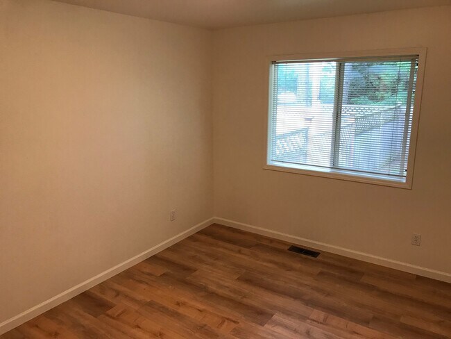 Building Photo - ROB- 215 Vine Ct