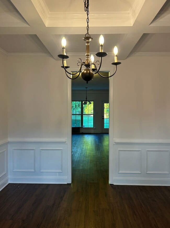 Building Photo - Elegant Two-Story Living – 5 Beds, 2.5 Baths