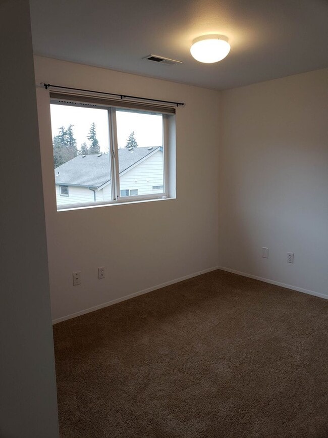 Building Photo - Beautiful Three Bedroom Centrally Located!