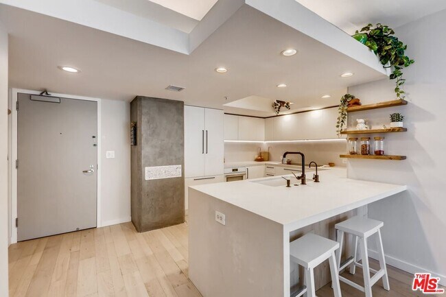 Building Photo - 13700 Marina Pointe Dr