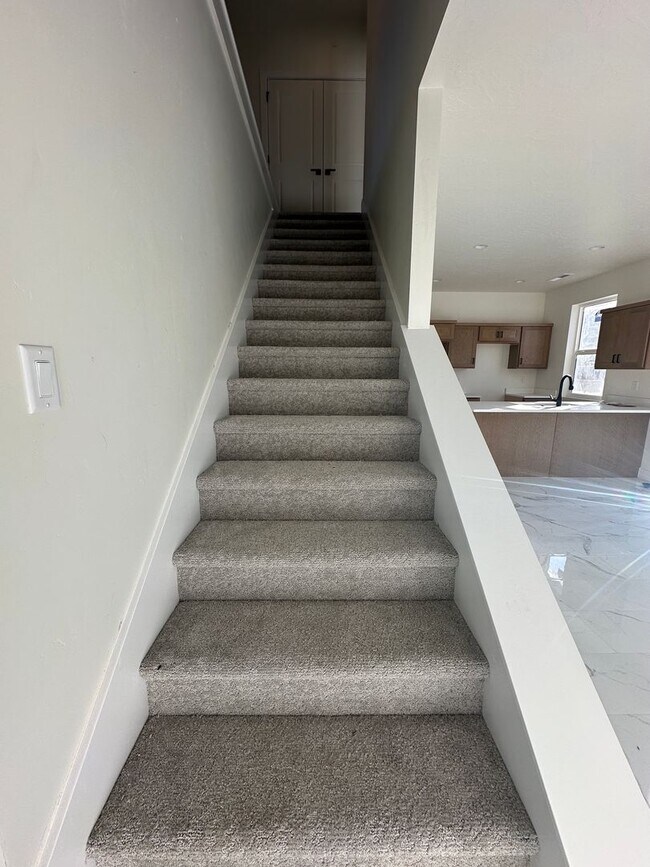 Building Photo - Brand New Townhome