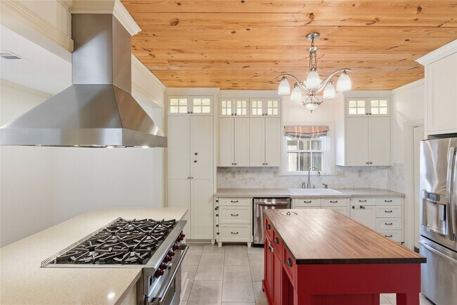 Building Photo - 6666 Fairfield St