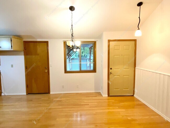 Building Photo - Bend Ranch-Style Home with Covered Patio &...