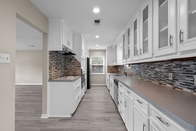 Building Photo - Great 3 Bedroom close to the Beach!