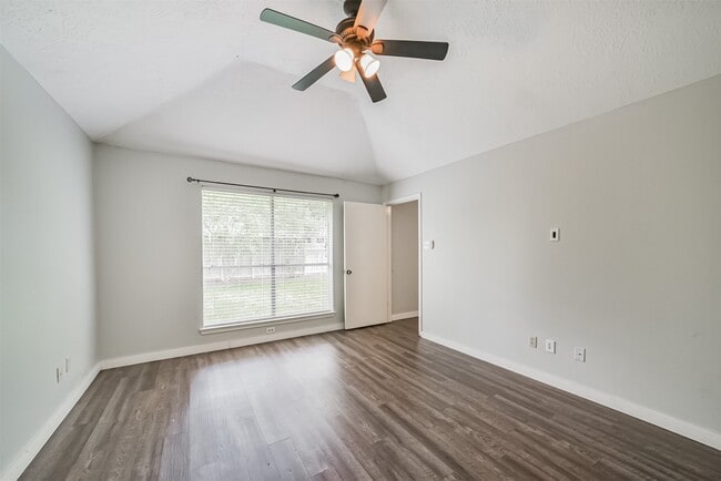 Building Photo - 1021 N Sunset Dr