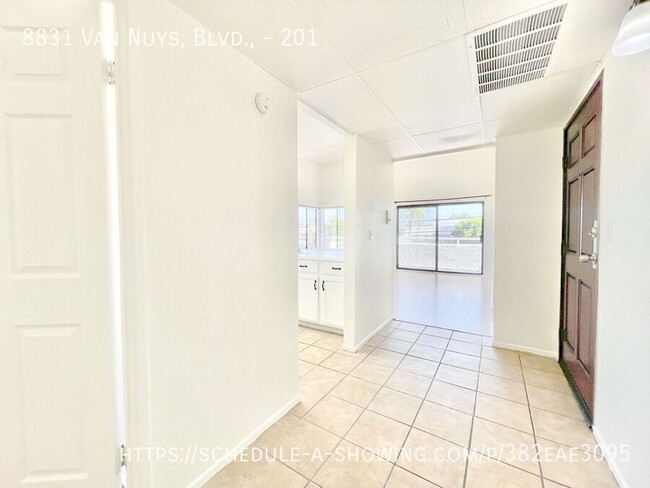 Building Photo - Beautiful spacious top floor 2 Bed + 2 Bath