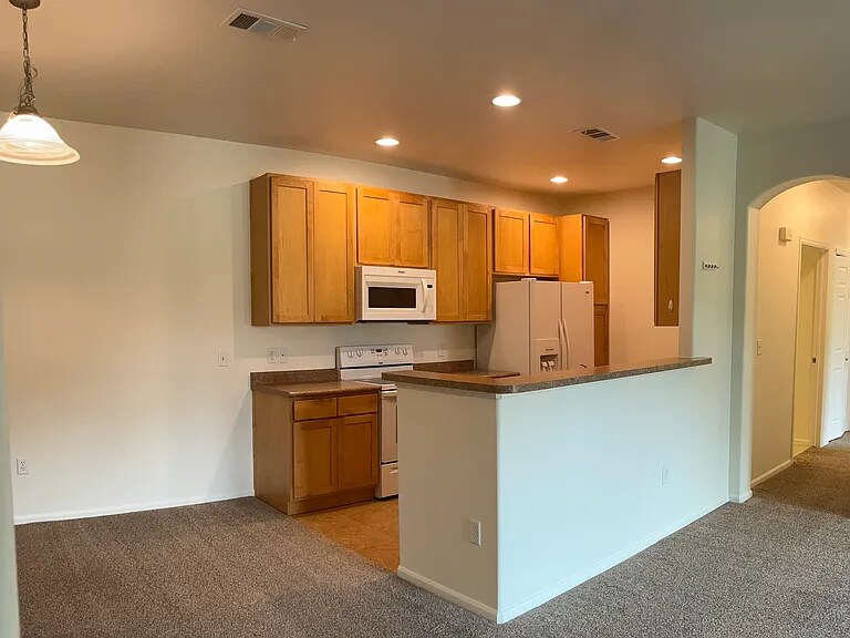 Building Photo - 2803 Kansas Dr