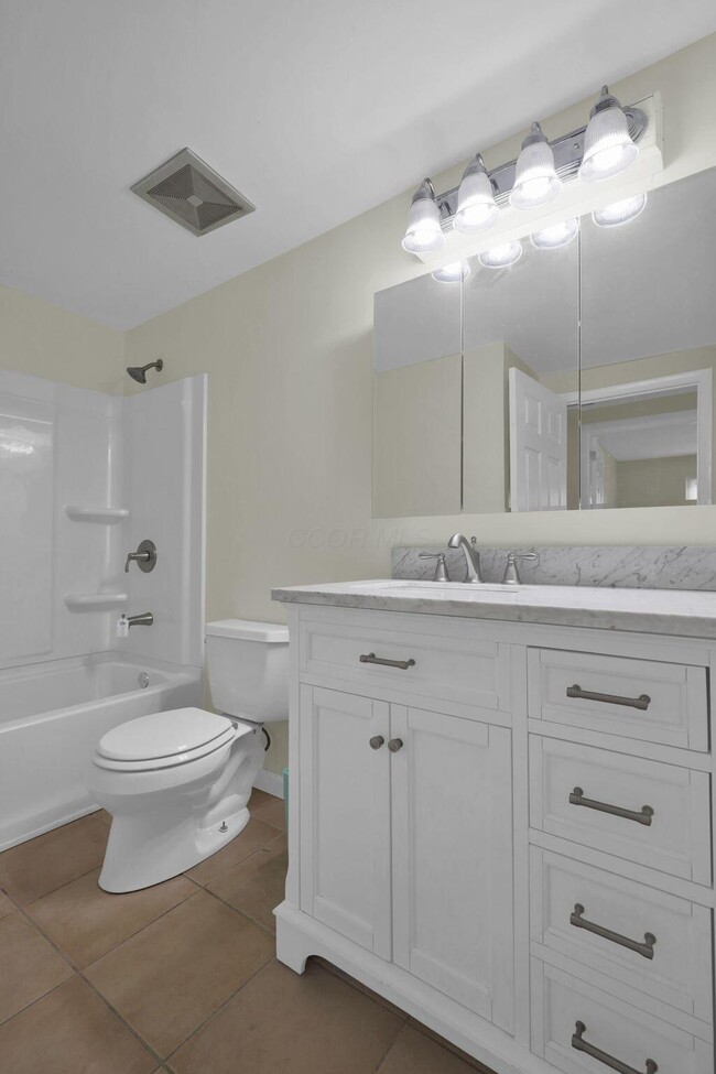 Building Photo - 470 Amesbury Dr