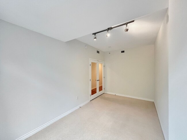 Building Photo - Beautiful 2BD/2BA W/ A/C, Reserved Parking, and Private Balcony in Bankers Hill!