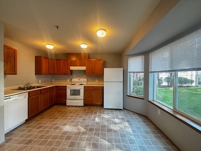 Building Photo - Come experience the comfort and affordable...