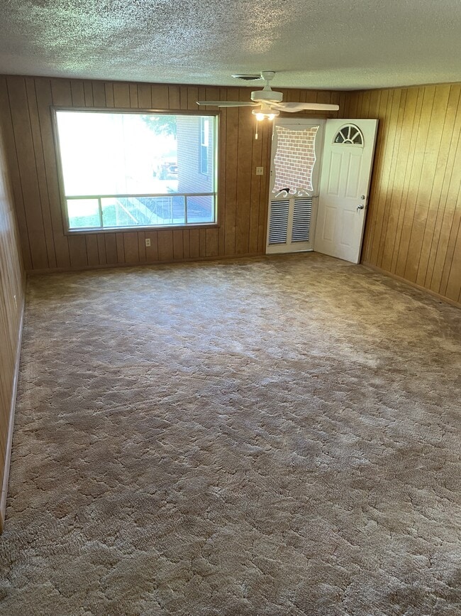 Building Photo - 625 Country Club Rd