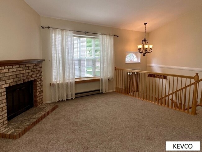 Building Photo - Light & Bright End Unit Townhouse!