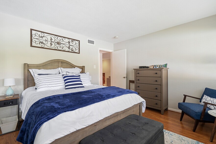 Bedroom with queen bed - 12100 Melville Dr