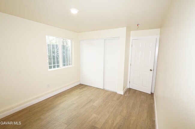 Building Photo - 448 W 41st Pl