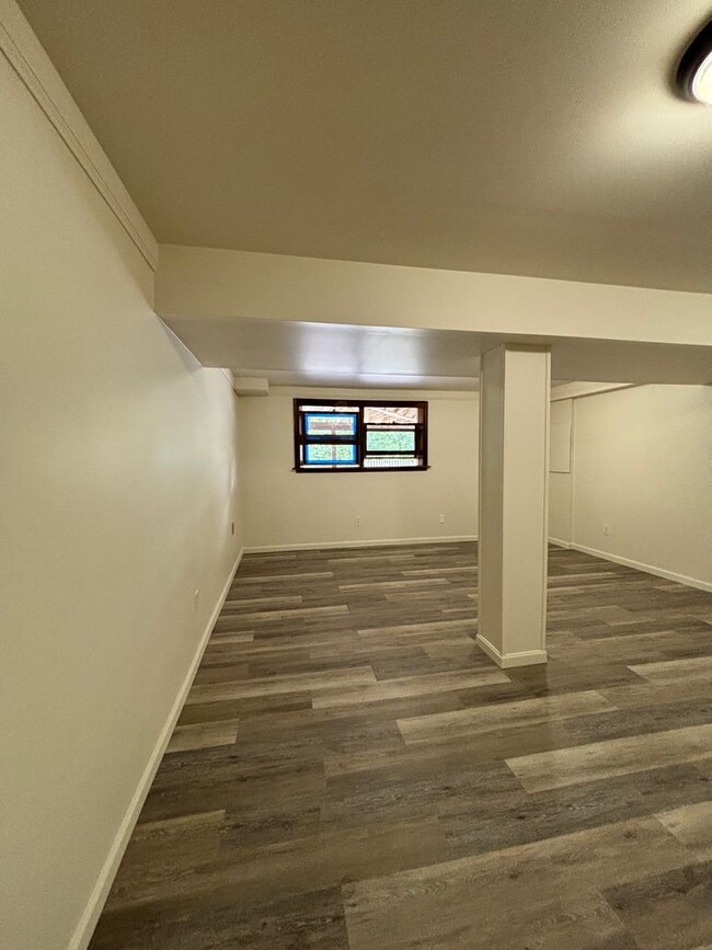 Building Photo - Gorgeous 3 Bedroom 1.5 Bathroom with Huge ...