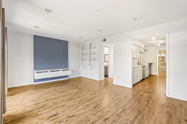 Building Photo - 450 N Post Oak Ln