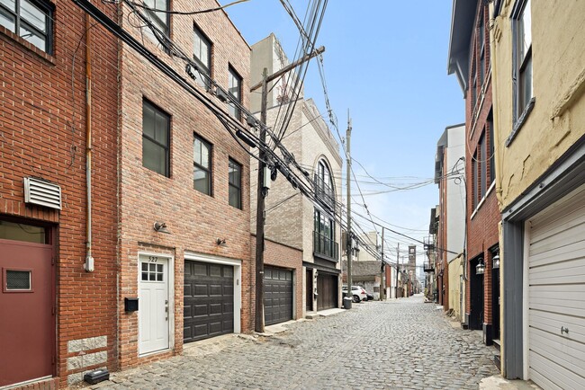 Building Photo - 526 Hudson St