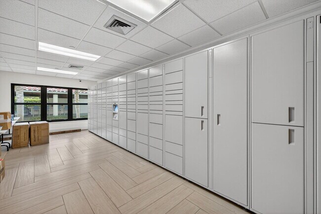 Building Photo - 3200 Port Royale Dr N