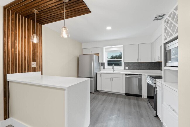 Building Photo - Mid-Century  3 bed/ 2 bath rental home with a huge bonus room