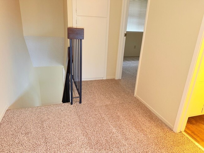 Building Photo - 2 bedroom 1.5 bath 2 story townhome