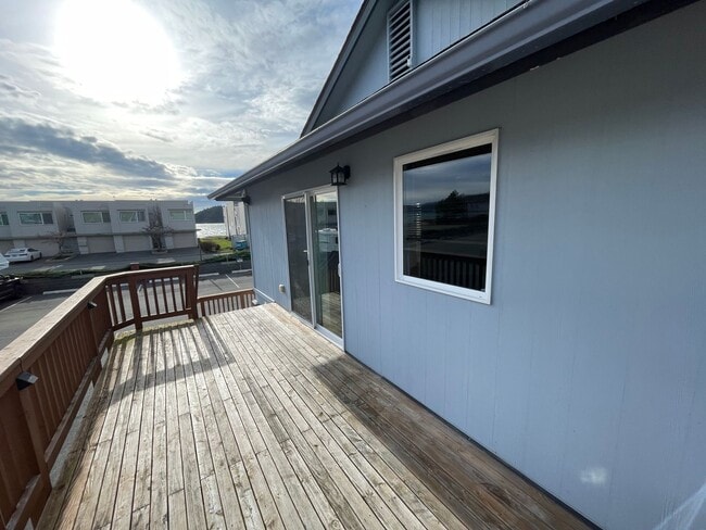 Building Photo - 2304 Skyline Way