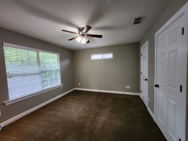 Building Photo - 3 bedroom townhome for rent right away, gated community, pool renting for $1450