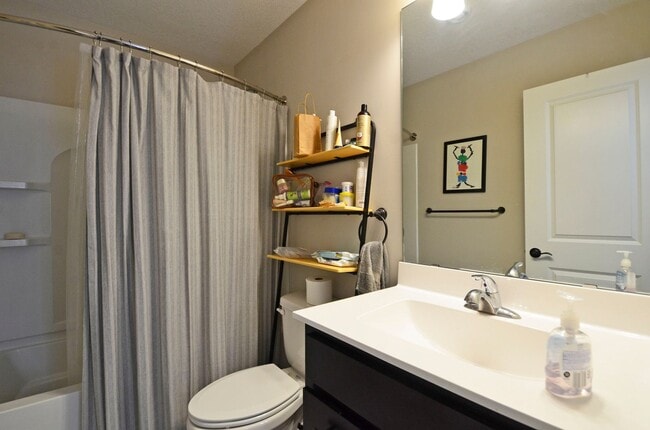 Building Photo - Beautiful 4-Bed 3-Bath Home in Minneapolis - Available 9/10!