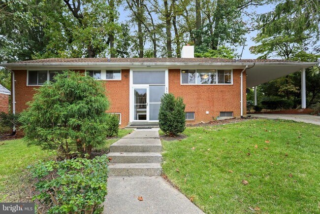 Building Photo - 6048 Rossmore Dr