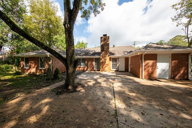 Building Photo - ** 4 bed 2 bath located by Montgomery Academy ** Call 334-366-9198 for a self showing