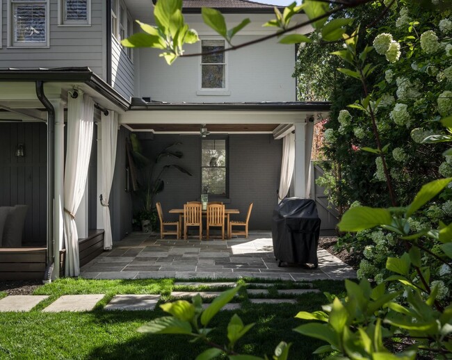 Building Photo - Elegant Fully Furnished 4BR/3.2BA Classic ...