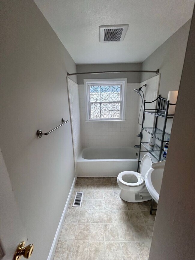 Building Photo - 3 Bedrooms off Mt. Gallant!!