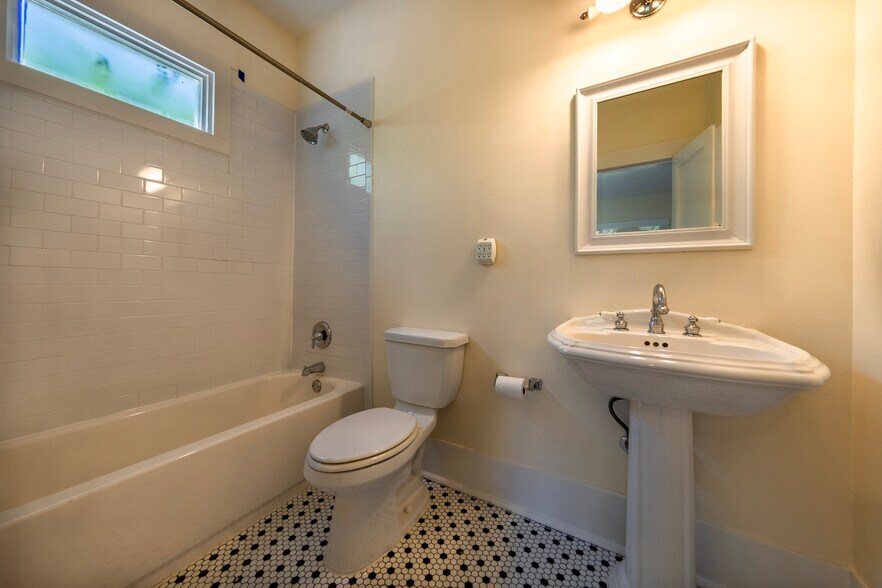 Building Photo - 5336 Junius St