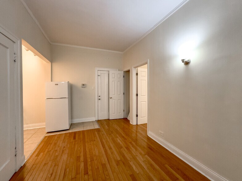 Building Photo - 4752 N Paulina St
