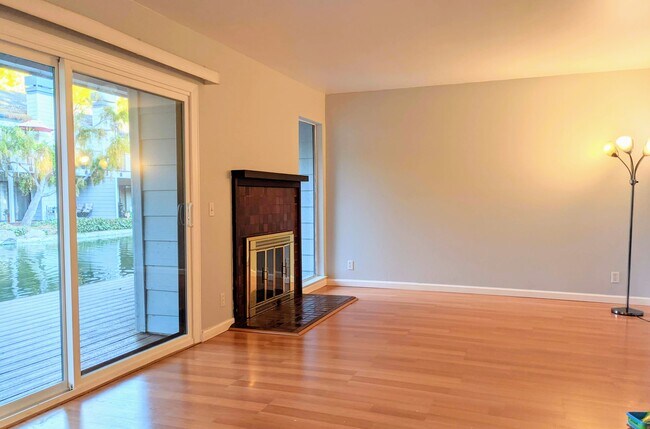 Building Photo - 905 W Middlefield Rd