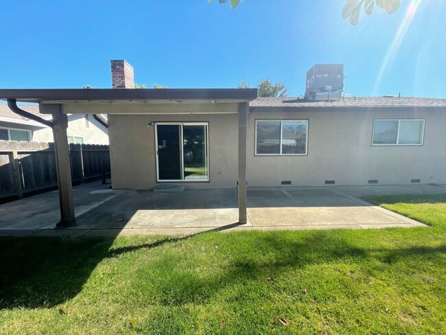 Building Photo - 3233 Nightingale Dr