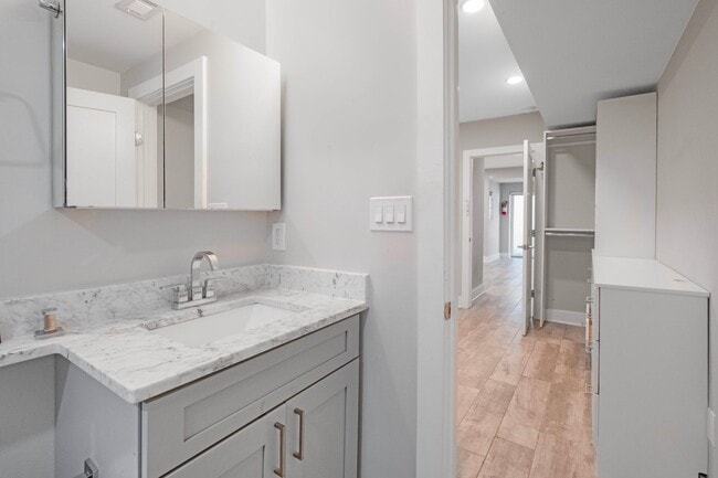 Building Photo - Lovely 1 BR/1.5 BA Condo in Columbia Heights!