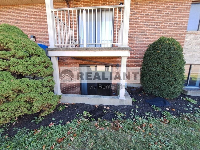 Building Photo - 904 Amhurst Dr