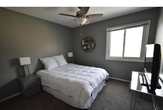 Building Photo - Spacious townhome- 3 bed/2.5ba -Community Pool! SLP- Available May 1