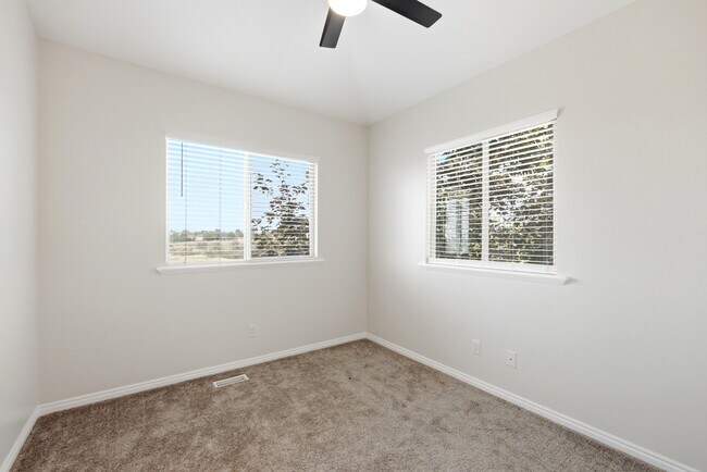 Building Photo - 722 W Webb Rd